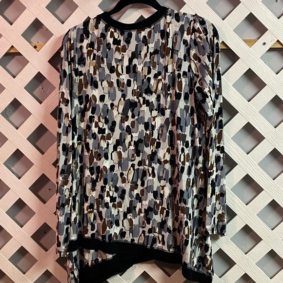 LOGO by Lori Goldstein Rayon 230 Printed Top W/Crossover Hem Black Multi Small - Picture 2 of 6